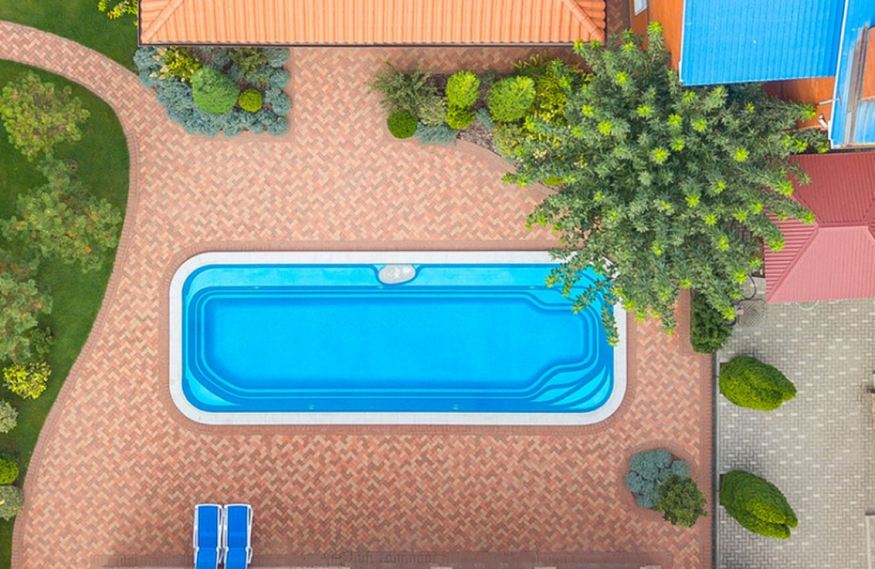 Модель:  Ривьера
Размер:  Длина: 12 м. Ширина: 4,4 м. Глубина: 1,55-1,84 м. Объем: 56 м³